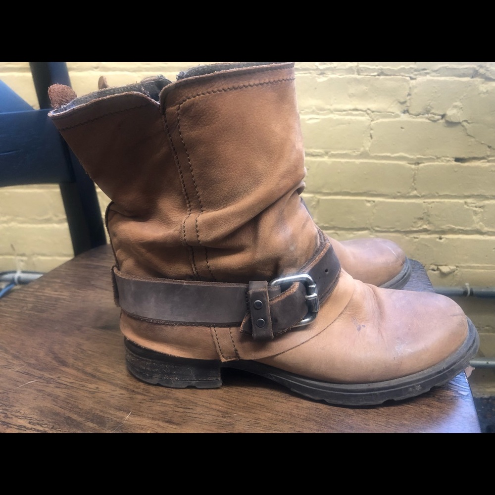 Brown boots. Pour La Victoire. Size 8